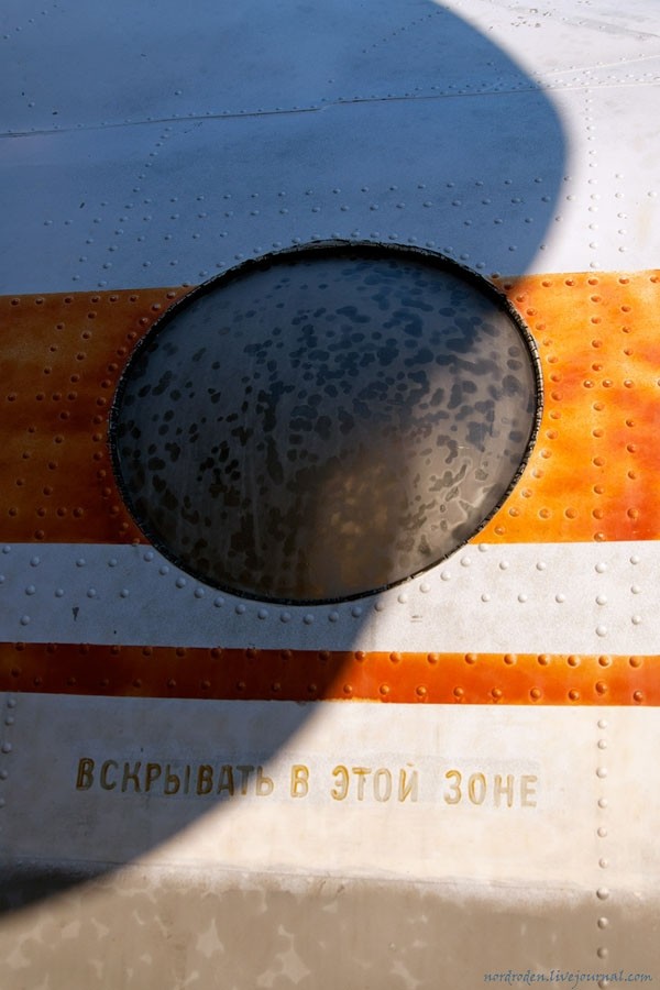 Phi cơ An-26 được vận chuyển đến làm biểu tượng cho một nhà máy có từ thời kỳ Liên Xô